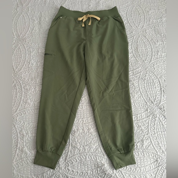 Figs Women's Moss High Waisted Zamora - Petite Jogger Scrub Pant™ - Picture 1 of 5